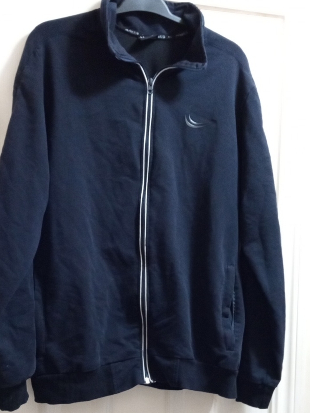 &6>>Men's Navy Full-Zip Knit Jacket with Subtle Chest Emblem